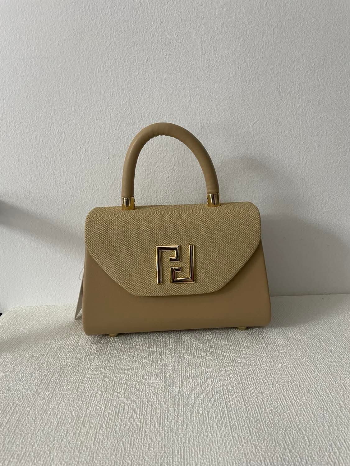 https://accessoiresmodes.com//storage/photos/360/DAVID JONES/received_2735474853481920.jpeg